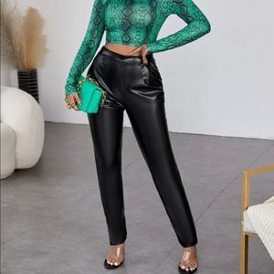 🍎2 for 35🍎 
Faux Leather pants size Small